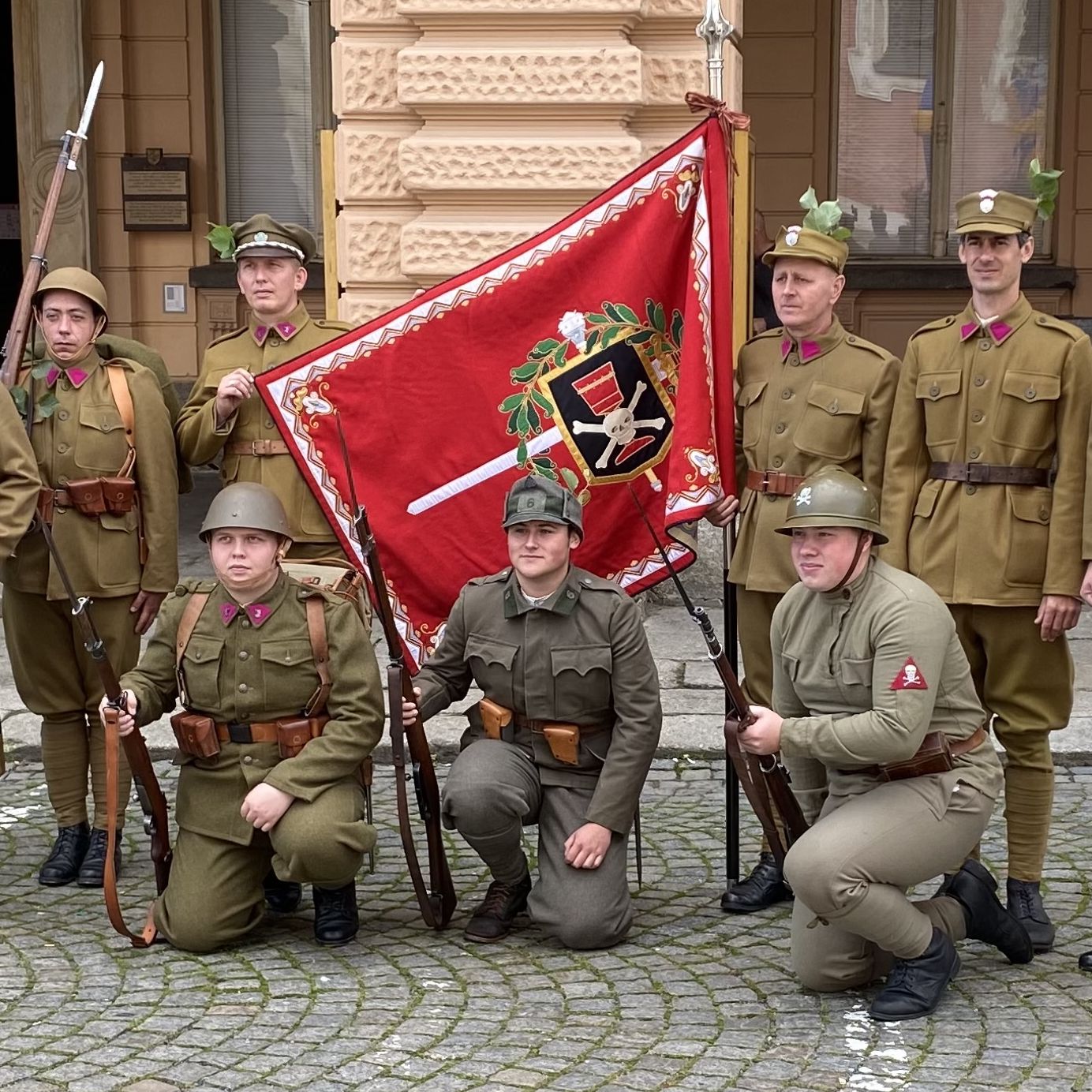 Dekorování zástavy Hraničářského praporu 6 v Domažlicích - výročí 100 let