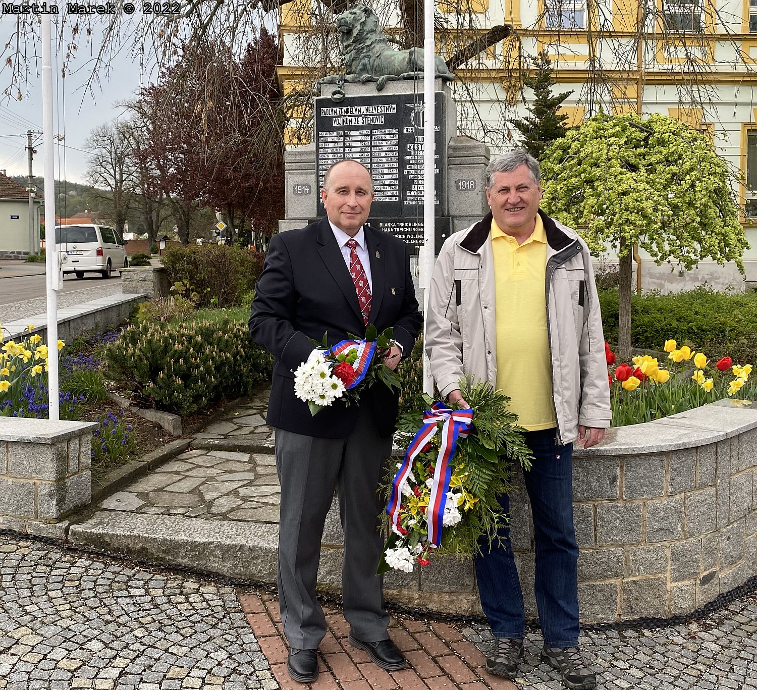 Společně se starostou Štěnovic panem Petrem Slavíkem jsme uctili oběti druhé světové války u místního památníku. 