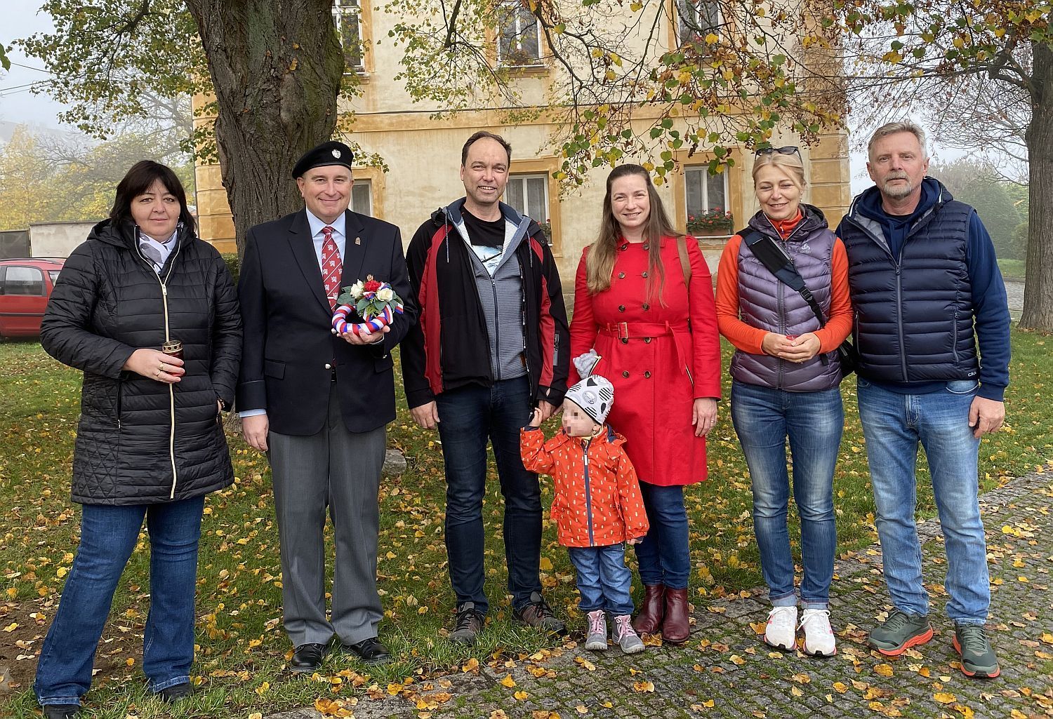Oslava 28.10.2022 u památné lípy ve Štěnovicích s manželkou a přáteli.
