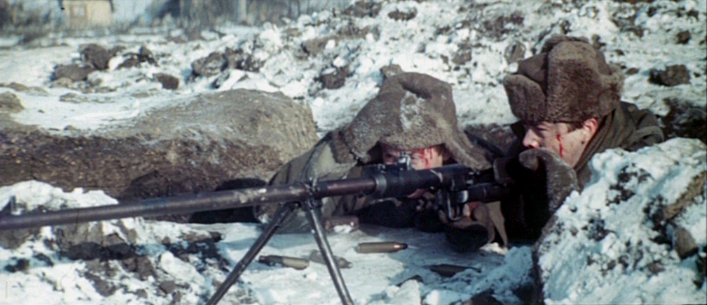 Akční scéna z filmu Otakara Vávry „Sokolovo“ zachycuje naše vojáky při střelbě z protitankové pušky (5)