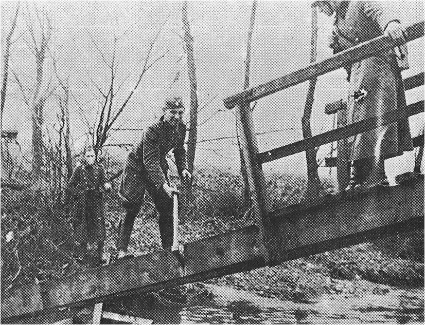 Příslušníci četnického pohotovostního oddílu ruší mostek v Moravské Chrastové na demarkační čáře na podzim 1938 (2)