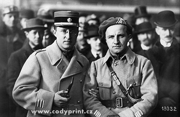 Mjr.Otakar Husák se svým přítelem kpt. Šidlíkem po příjezdu legionářů 2. 1. 1919 do Prahy