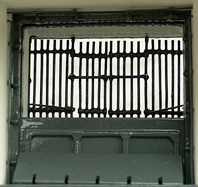 Pohled na zasunutá vrata z interiéru