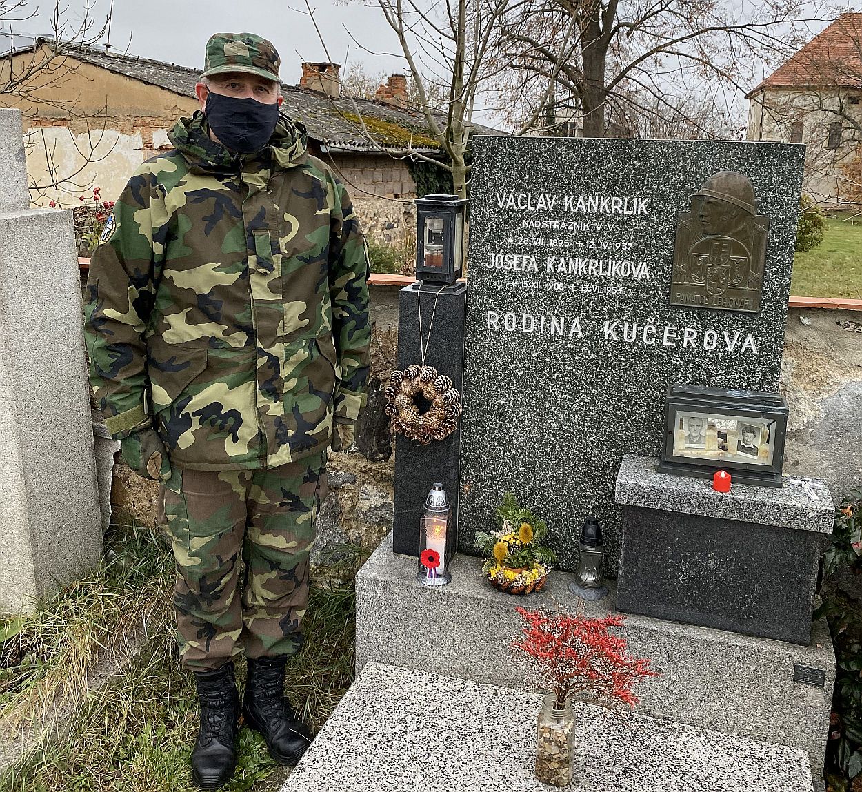Hrob Václava Kankrlíka se sdruženým znakem legií